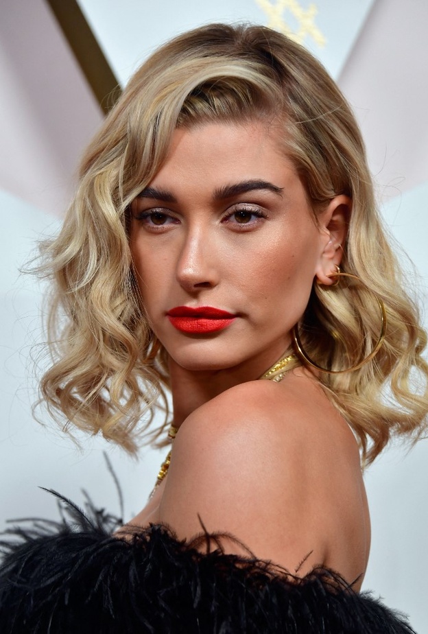 تطبيق مكياج غلوسي للعيد على طريقة Hailey Biber