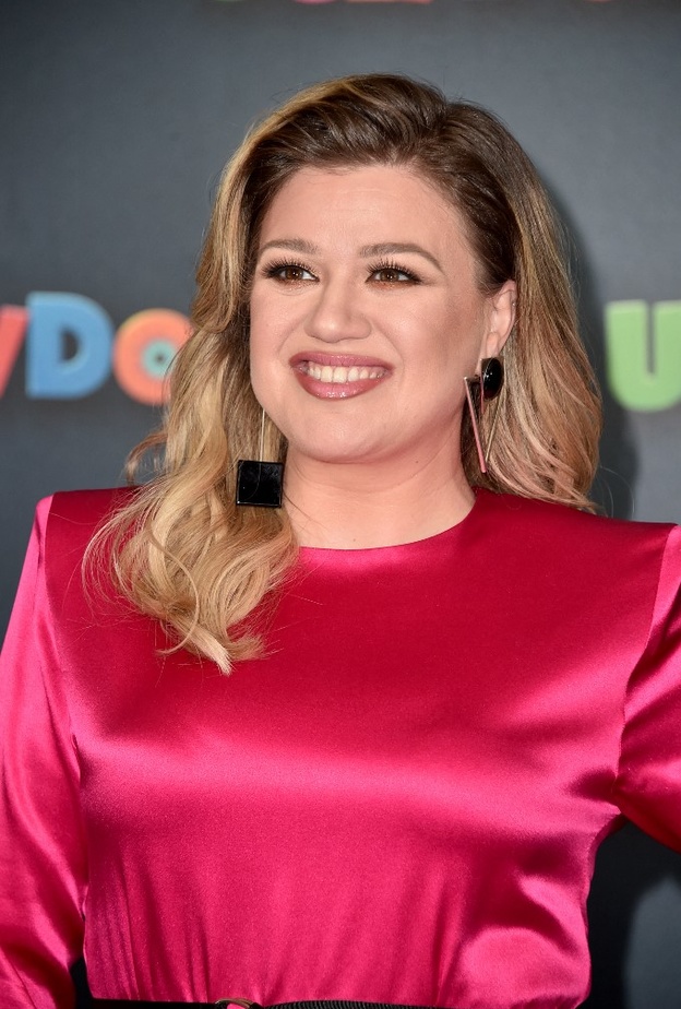 خطوات عمل مكياج مثالي للوجه الممتلئ بأسلوب  Kelly Clarkson بمناسبة عيد ميلادها