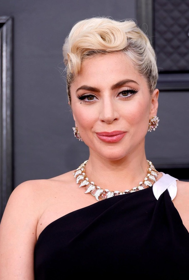 رسمات الايلاينر السوداء بأسلوب Lady Gaga