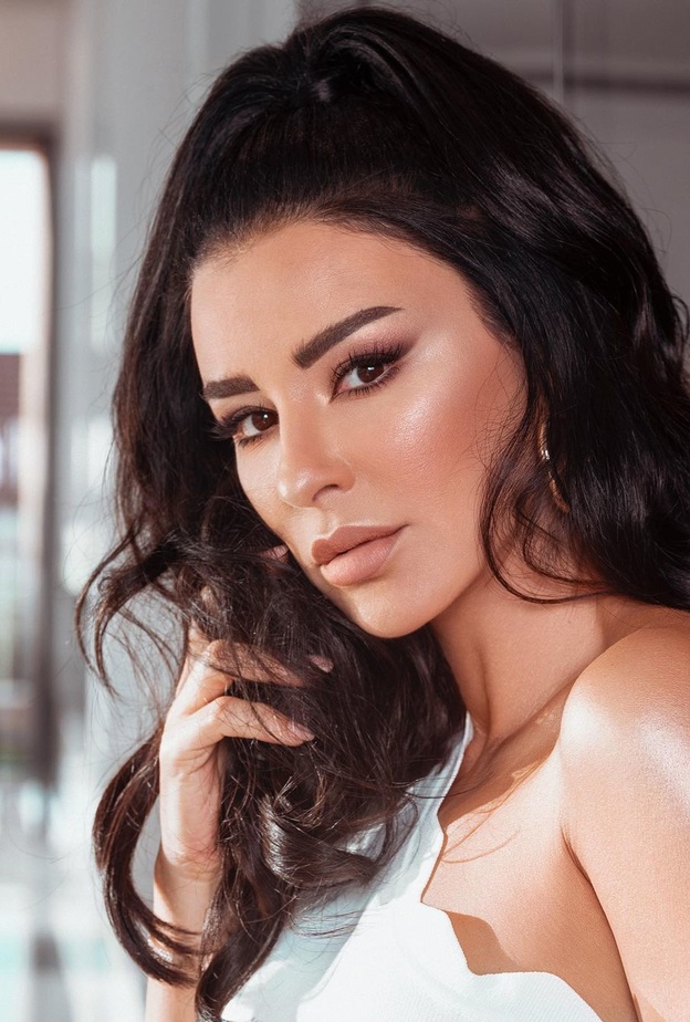 رفعات الشعر النصفية على طريقة ماغي بو غصن - الصورة من حسابها على انستغرام