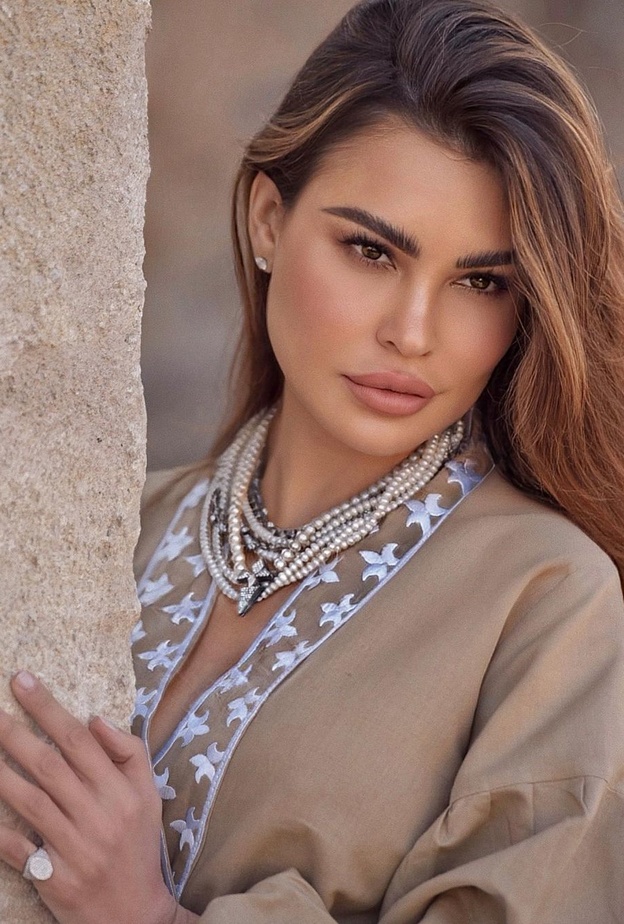 صور مريم الأبيض بالمكياج المناسب للعباءة من حسابها على انستغرام