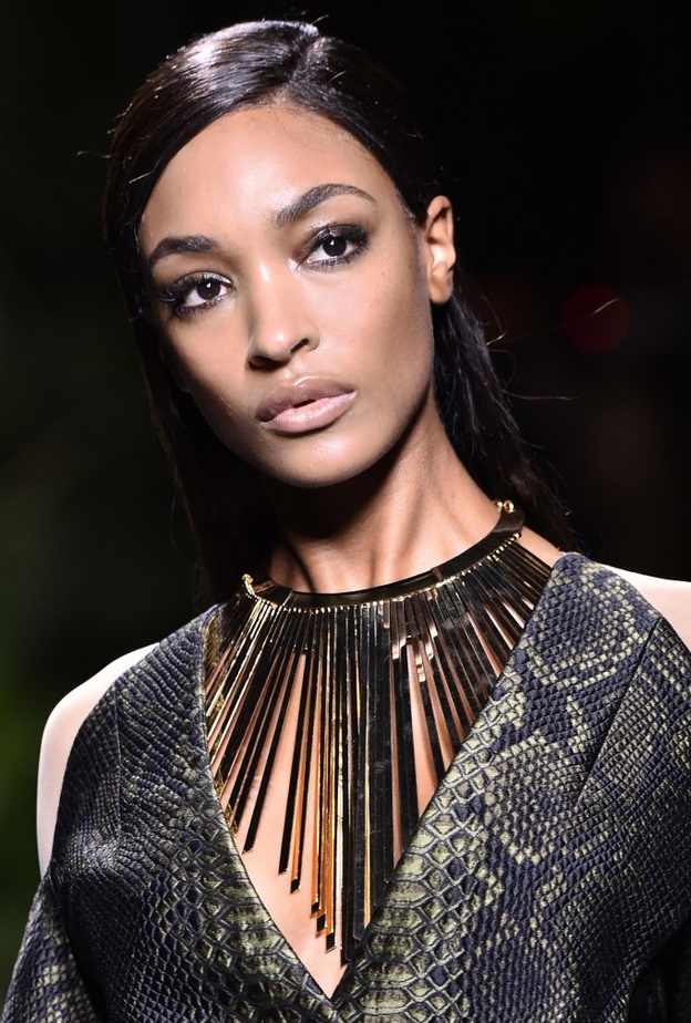 رسم الآيلاينر بظلال العيون للحصول على مكياج جوردان دان Jourdan Dunn