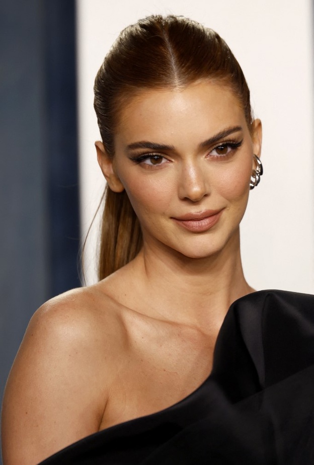 طريقة رسم الآيلاينر من وحي مكياج Kendall Jenner