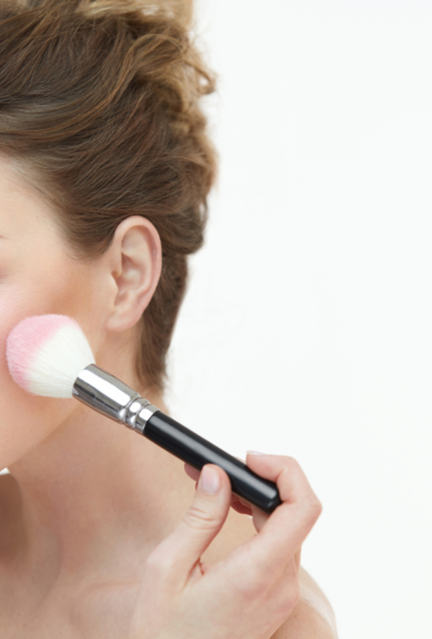 طريقة وضع البلاشر بالخطوات لرفع الوجنتين بمكياج طبيعي لربيع 2022