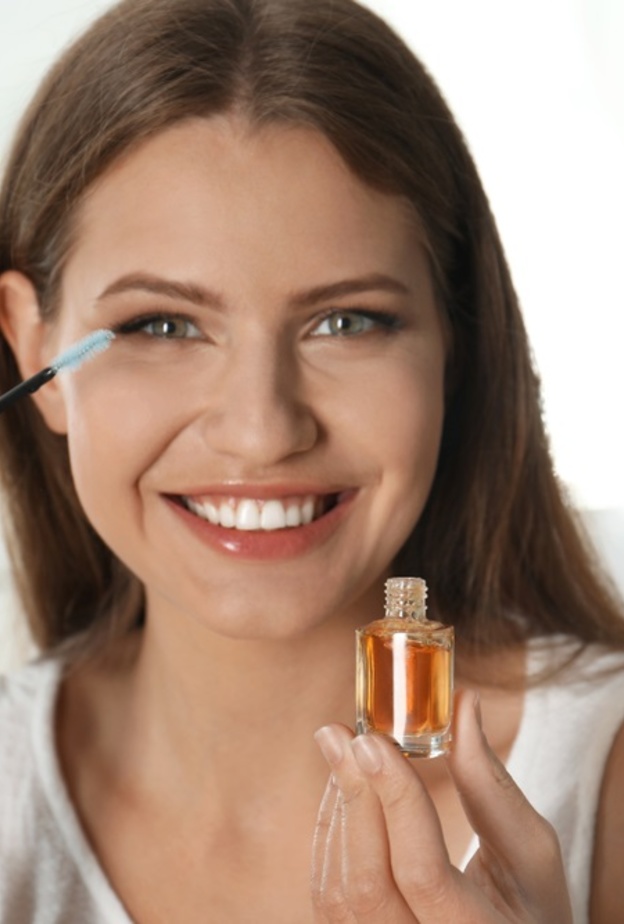 فوائد زيت بذور الكتان لتطويل الرموش وطرق إستخدامه