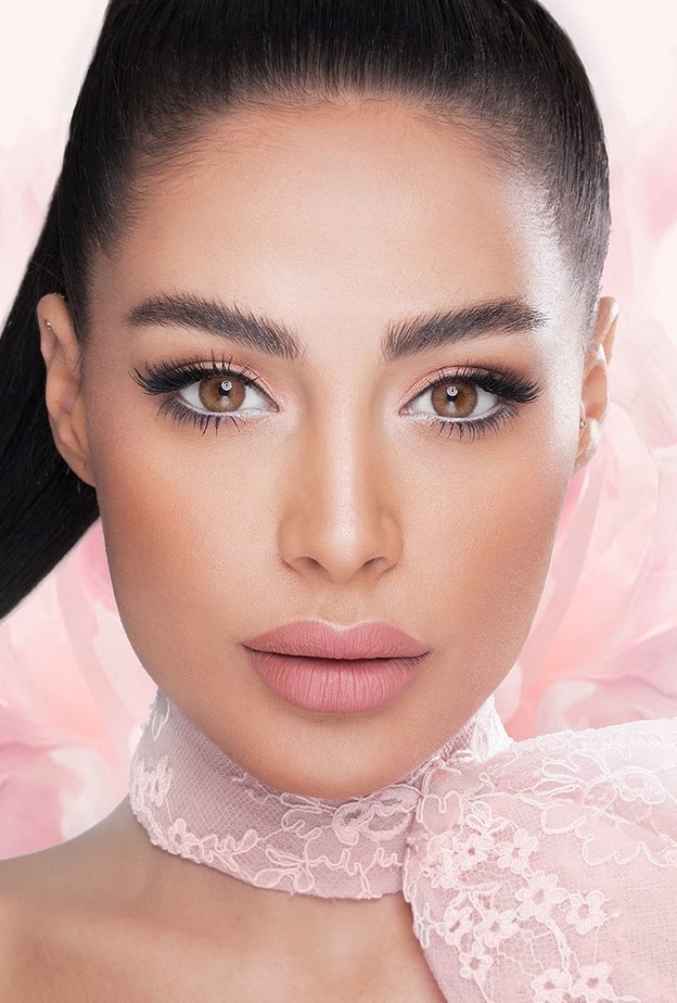 خطوات عمل مكياج جليتر ملون مع أهم خبراء التجميل بسام فتوح