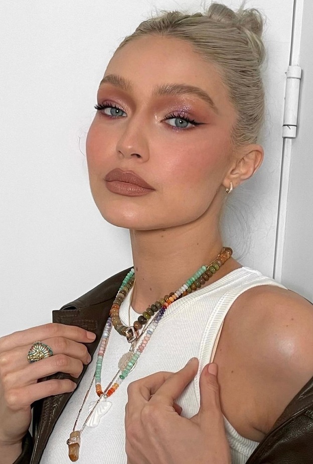 مكياج عيون لماع وزهري  على الجفون العليا بأسلوب جيجي حديد- الصورة من صفحة خبير المكياج Patrick Ta