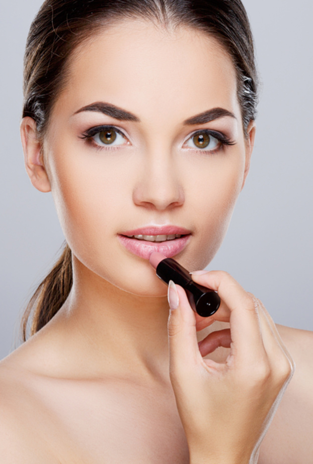 نصائح ذكية لتطبيق أحمر الشفاه بطريقة مثالية في رمضان 2022