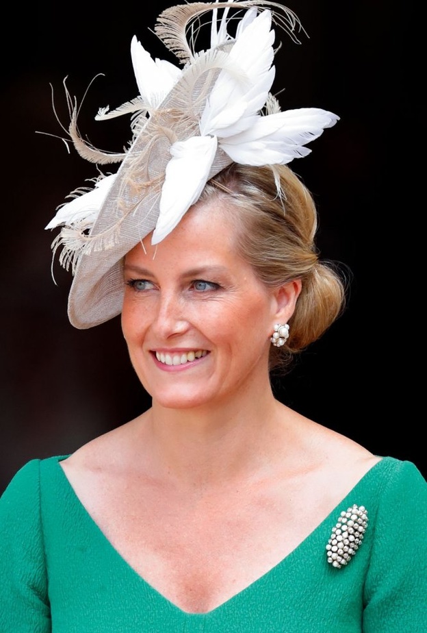 الكونتيسة صوفي ببروش وأقراط اللؤلؤ