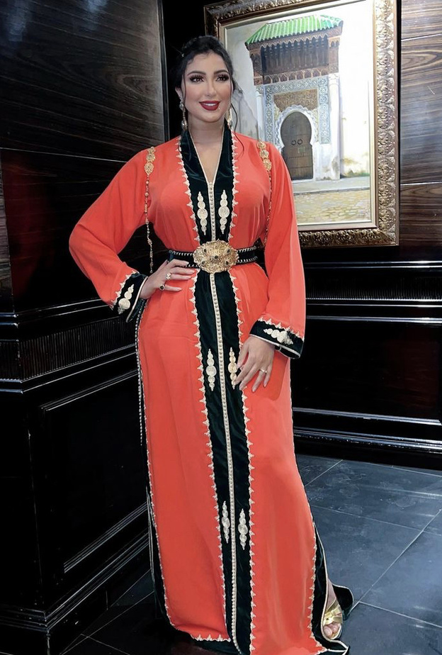 إطلالة رمضانية لدنيا بطمة بالقفطان