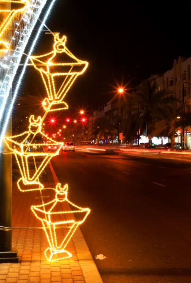 شوارع مدينة العين تتزين احتفالًا بشهر رمضان المبارك