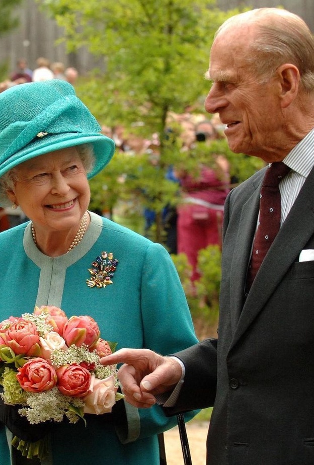  كم مرة أرسلت الملكة إليزابيث الثانية تحية خفية لزوجها الأمير فيليب؟