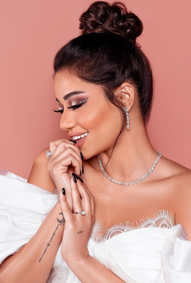 مكياج عيون مرصع باللؤلؤ والكريستال من وحي النجمات العرب لسهرات رمضان