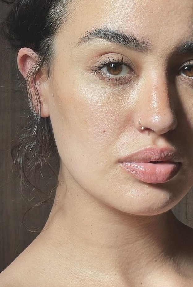 نينا عبد الملك تستعرض ملامحها بدون مكياج والشيب في شعرها