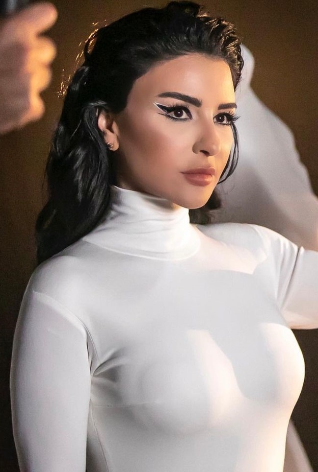 ماغي بو غصن تفاجئ الجمهور بإطلالة مكياج جريئة ترويجاً لمسلسل "للموت"