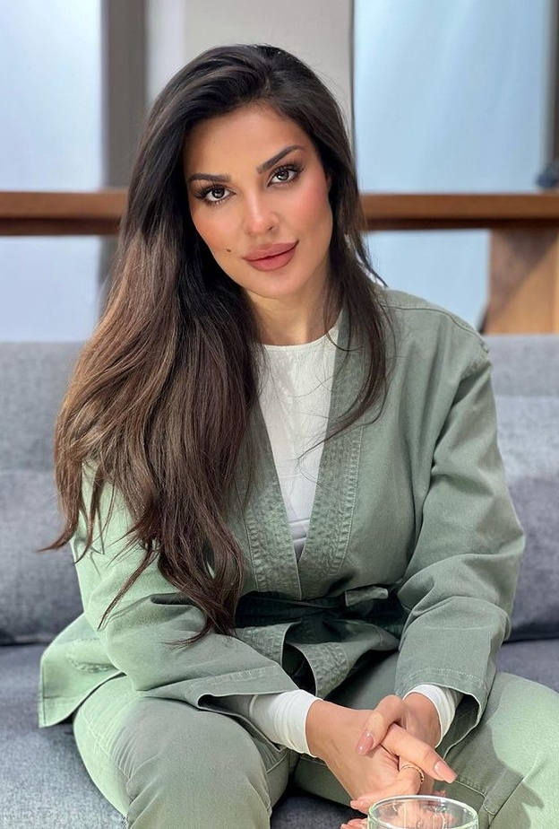 إطلالة نادين نجيم بطقم زيتي لافت ومميّز خطفت به الأنظار