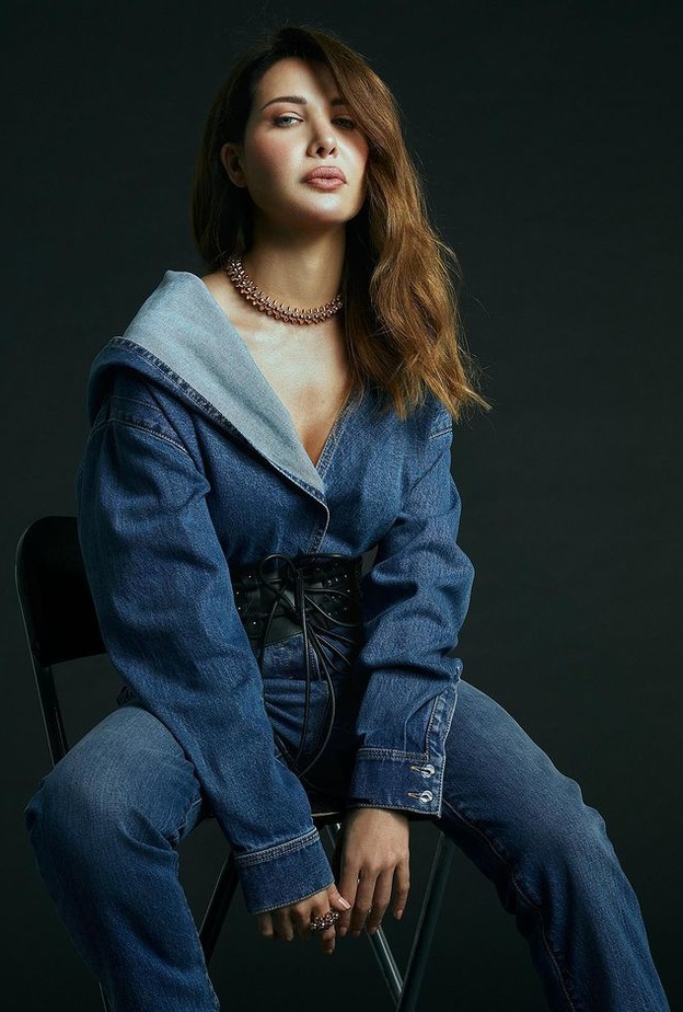 إطلالة نانسي عجرم بجمبسوت دنيم أزرق مميّز من ALAÏA