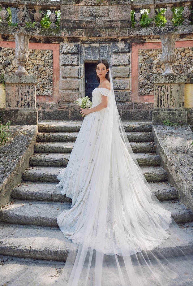 خبيرة الموضة ميكايلا إرلانجر بإطلالة مبهرة من برادا في حفل زفافها