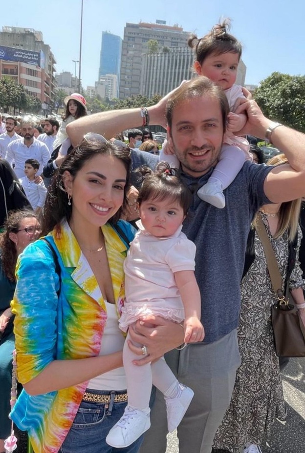 فاليري ابو شقرا تكشف لأول مرة عن ملامح طفلتيها التوأم ..شاهدوا جمالهما