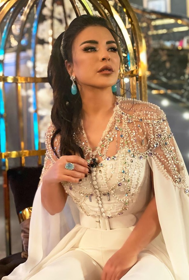 إطلالة ماغي أبو غصن بالأبيض تلفت الأنظار من تصميم أنطوان قارح