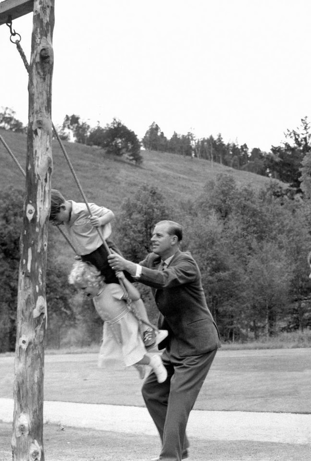 الأمير تشارلز ينشر صورة نادرة من طفولته مع والده الراحل