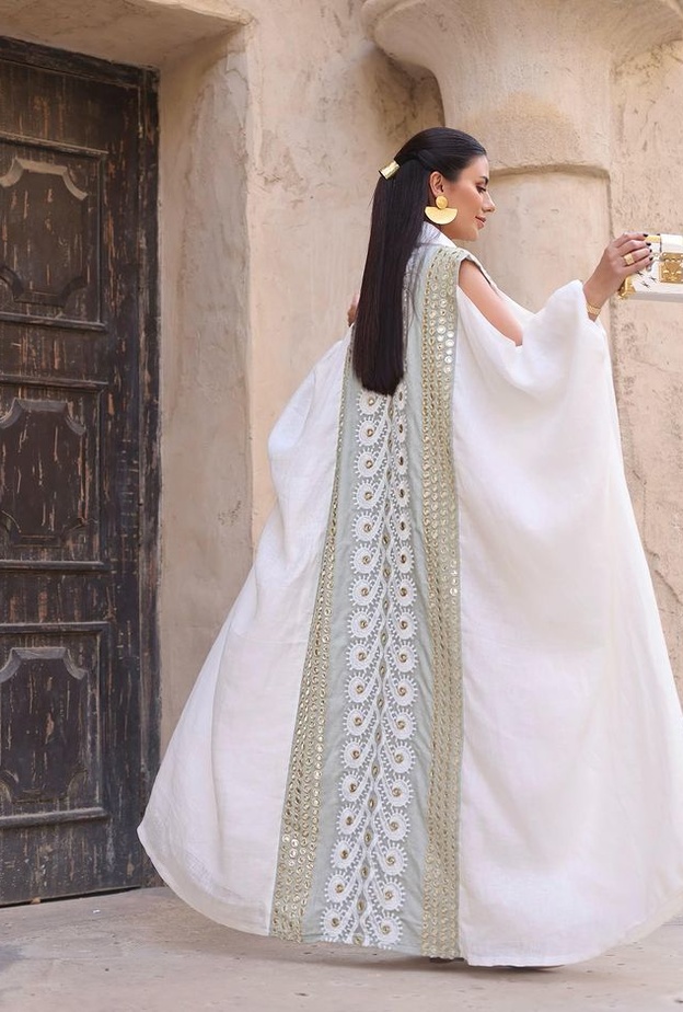 إطلالة ديما الأسدي بعبايا رمضانية بيضاء مطرزة لافتة 