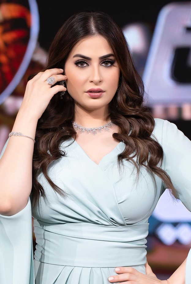 أفضل إطلالات رؤى الصبان الجمالية في برنامجها الرمضاني بيني وبينك