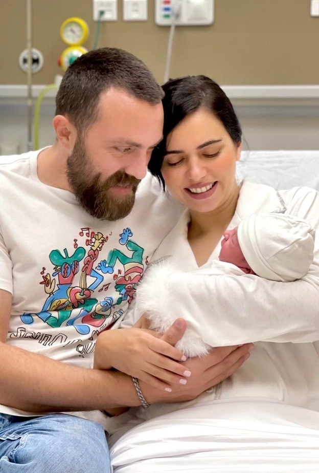 عزة زعرور تكشف الصورة الأولى لطفلها بعد صعوبات واجهتها خلال ولادتها