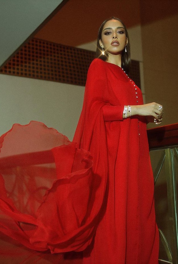 إطلالات النجمات العربيات أبرزها بلقيس التي لمعت باللّون الأحمر من SemSem