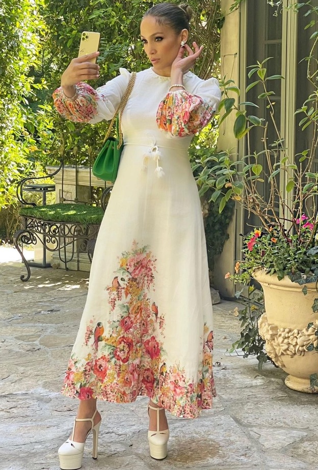 إطلالات جينيفر لوبيز الأخيرة مشرقة بتصاميم ربيعية