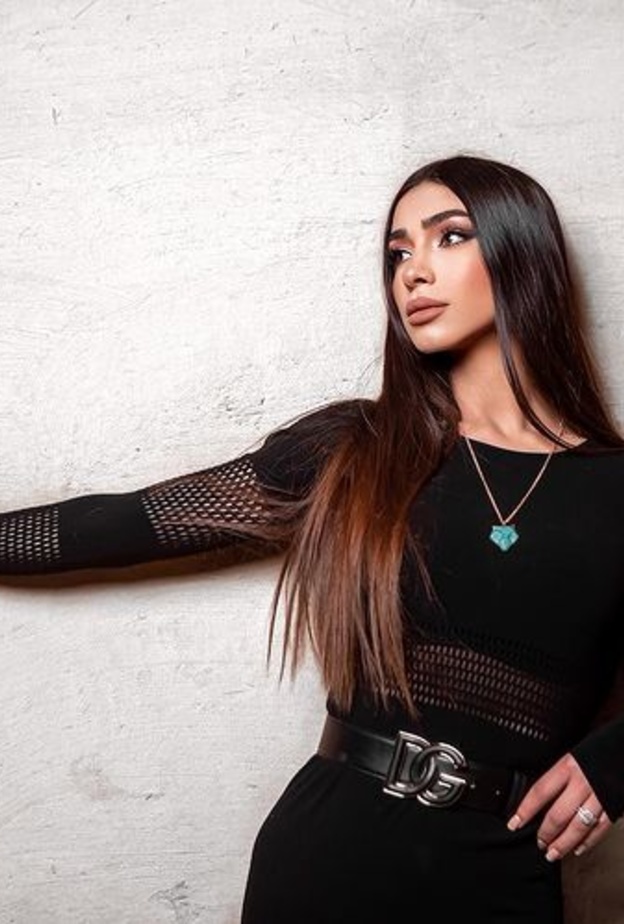 إطلالة تيا ديب بلوك كامل باللّون الأسوج اللاّفت