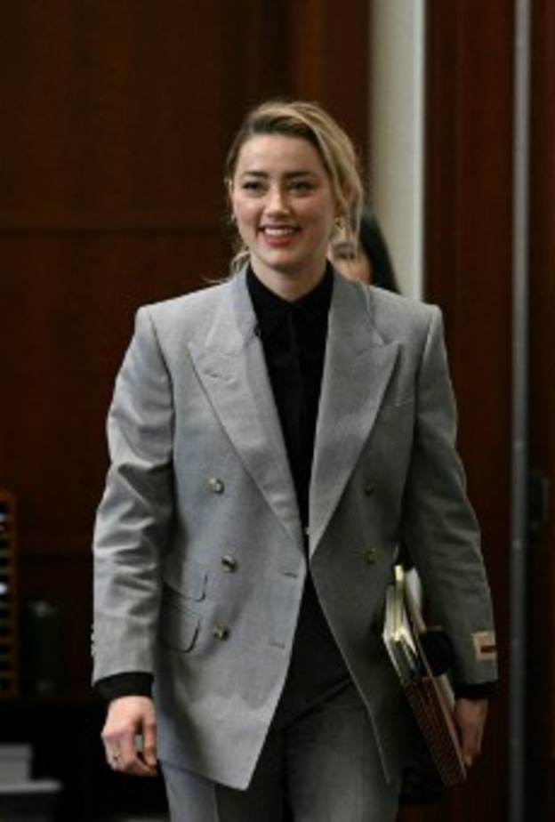 أمبر في المحكمة ببدلة كلاسيكية