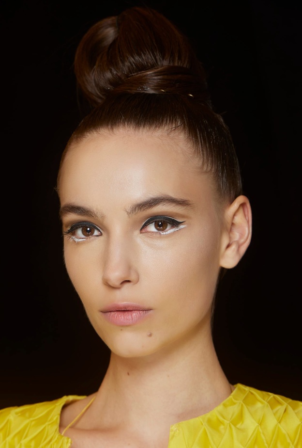 خطوات وضع الكحل الأبيض أحدث صيحات موضة صيف 2022