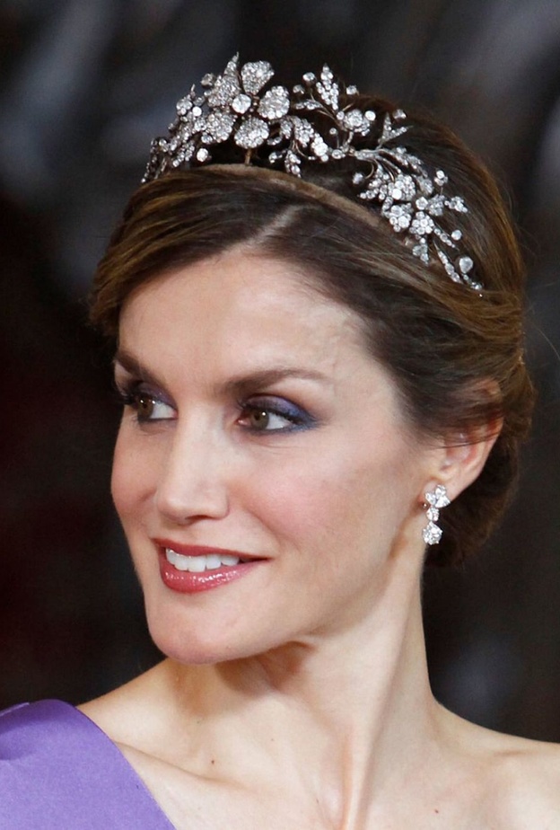 ليتيزيا ملكة إسبانيا تتألق بتاج The Spanish Floral Tiara المرصع بحجر الألماس