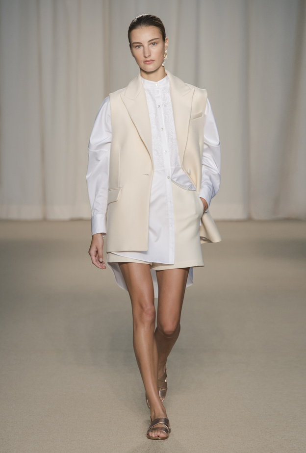 موديلات جاكيتات ساحرة بدون أكمام لاطلالة يومية في صيف 2022