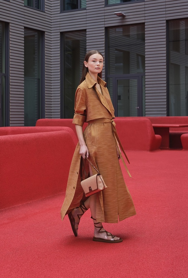 إطلالات أنيقة بالألوان الترابية للوك ساحر ولافت من Akris