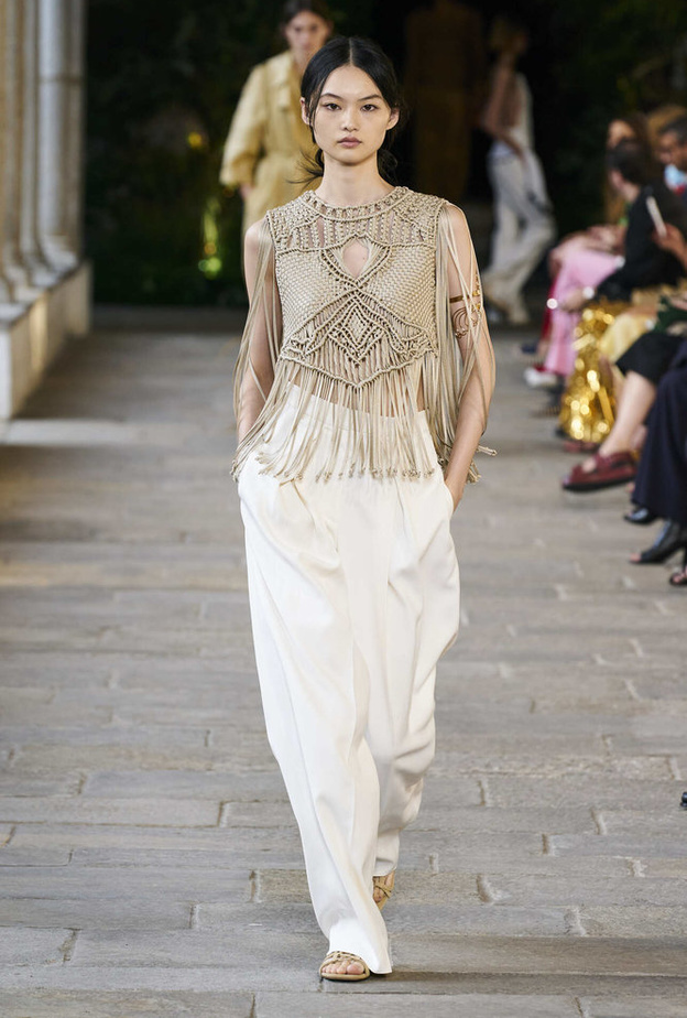 كيفية اعتماد الشراريب مع التوبات المفرغة من دار Alberta Ferretti
