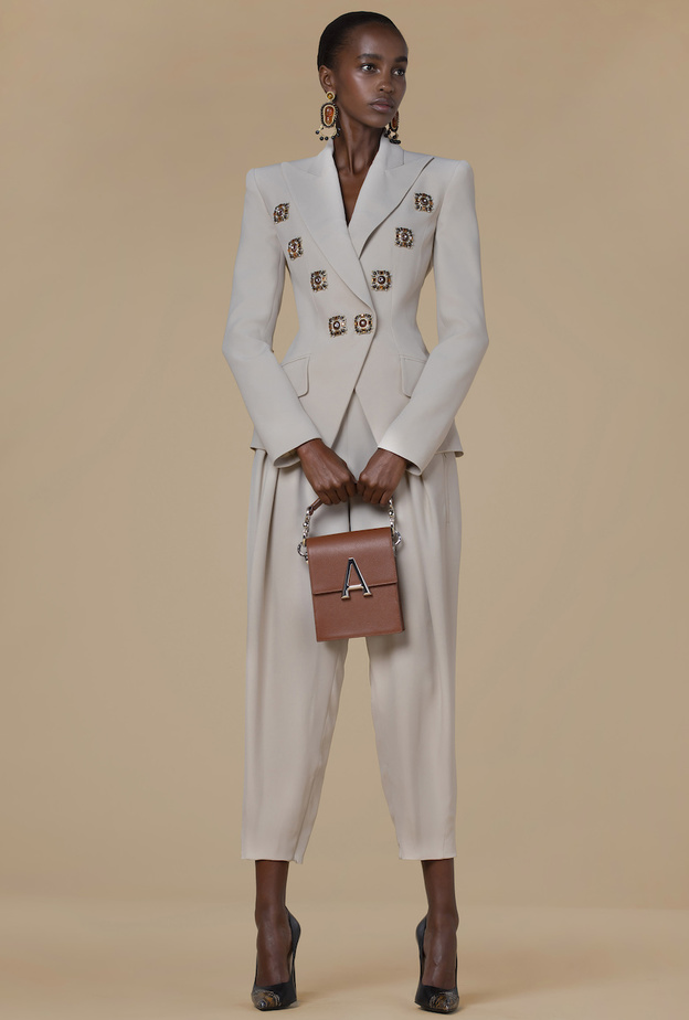 أفكار لاعتماد البدلة الرسمية بأساليب محتشمة في رمضان