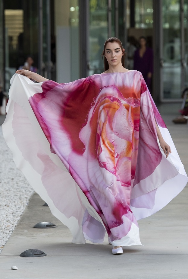 تنسيق الألوان الزاهية بأسلوب العبايا من Laura Biagiotti