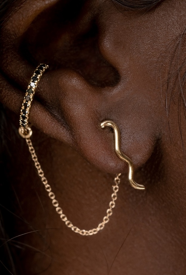 احصلي على إطلالة أكثر جاذبية بالأقراط المرصعة بالماس الأسود