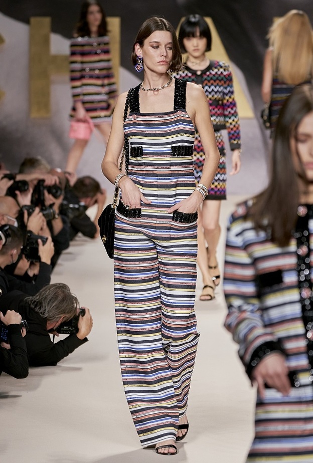 تنسيق إطلالات مميّزة للعيد بأسلوب الجمبسوت المميّز من CHANEL