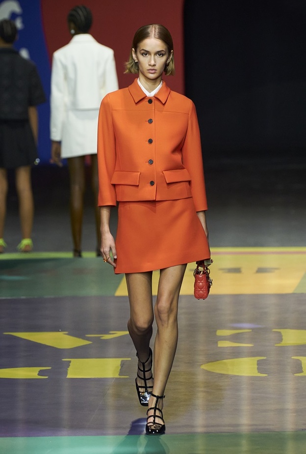 إطلالات باللّون البرتقالي بأسلوب الطقم من Christian Dior