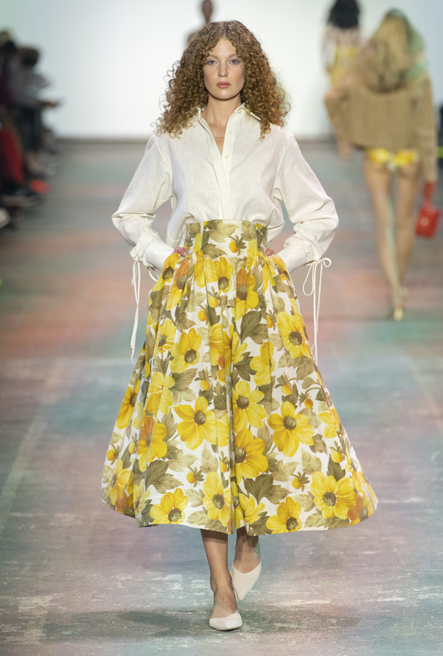 إستعدي للعيد ونسّقي موضة القميص الأبيض مع التنانير العصرية