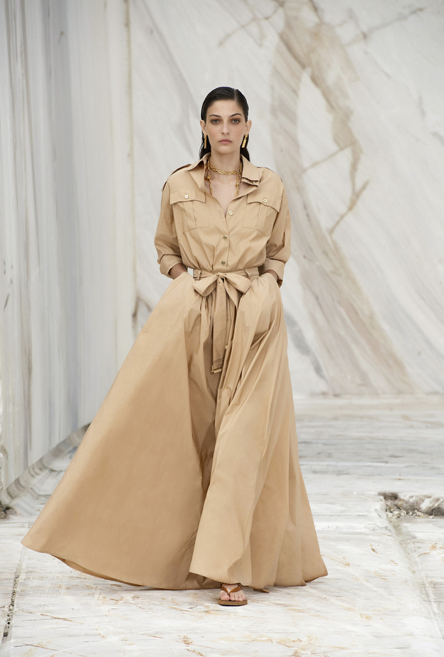 فساتين محجبات باللون البيج لإطلالة مميزة في رمضان 2022