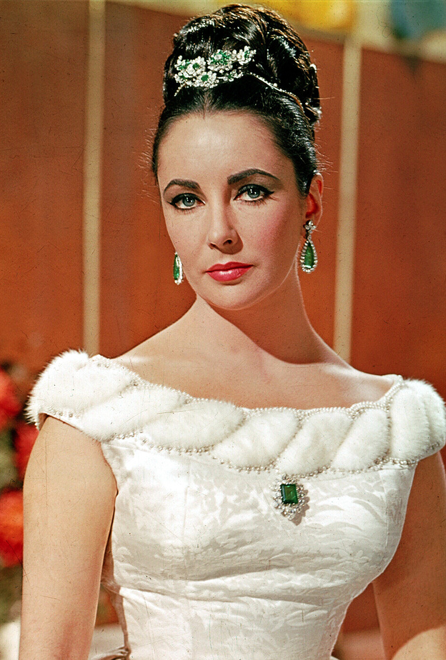 صور أهم وأجمل قطع مجوهرات إليزابيث تايلور