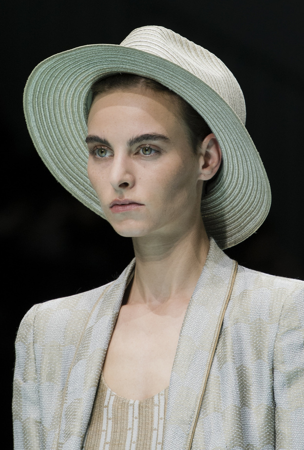 أجمل أشكال القبعات الدائرية وطرق تنسيقها لإطلالة مميزة في صيف 2022