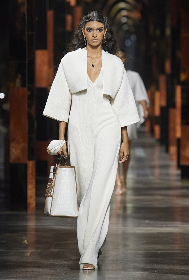 أبرز تصاميم الجمبسوت 2022 للوك أنيق من Fendi