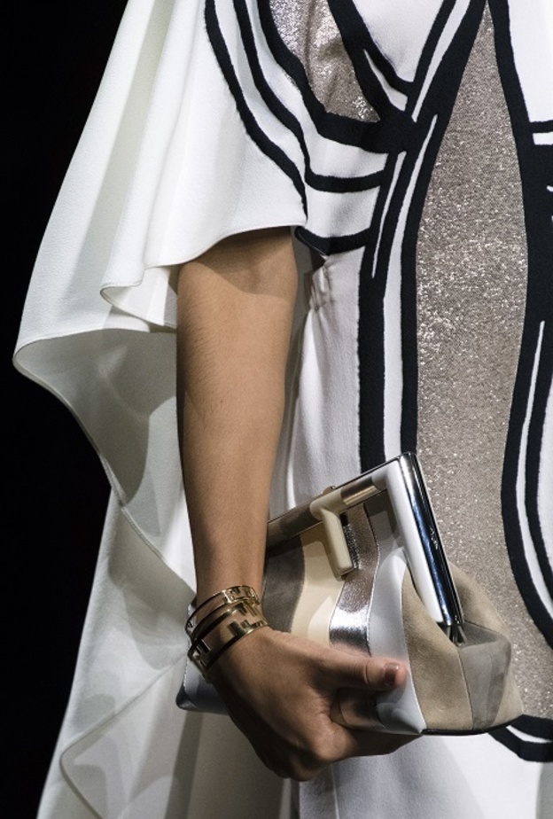 حقائب يد صغيرة الحجم بألوان ميتاليكية من Fendi