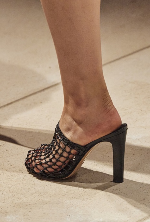 موديلات أحذية أنيقة باللّون الأسود من Salvatore Ferragamo