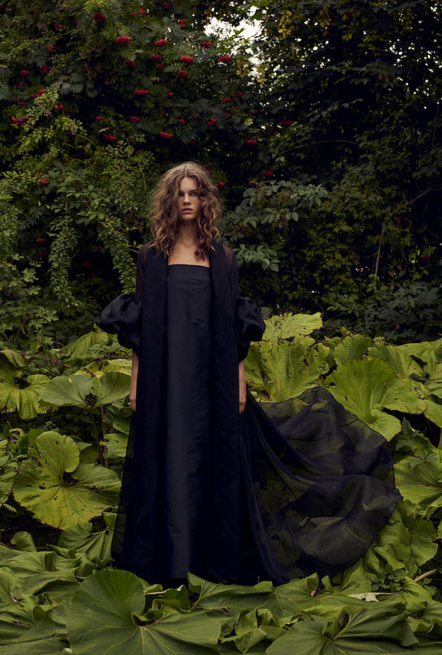  اطلالة أنيقة بالأسود من Frou Frou